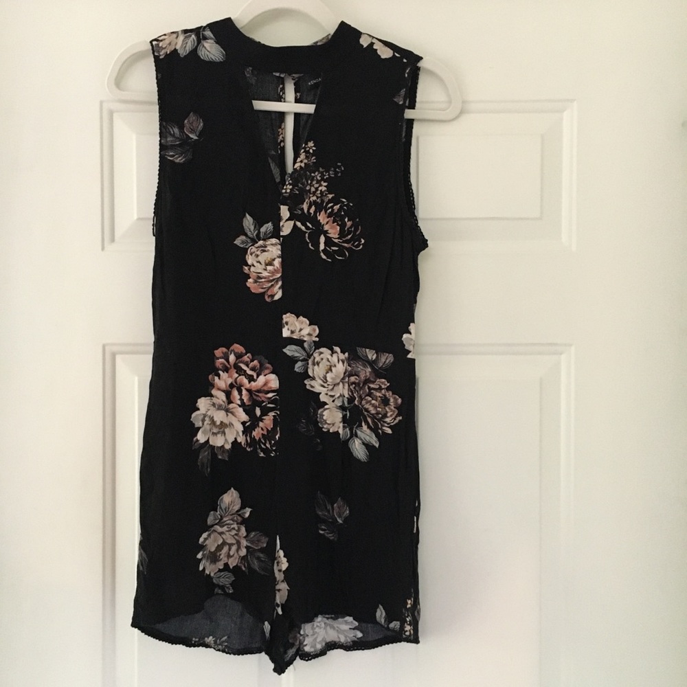 Kendall & Kylie Juniors Size medium floral romper